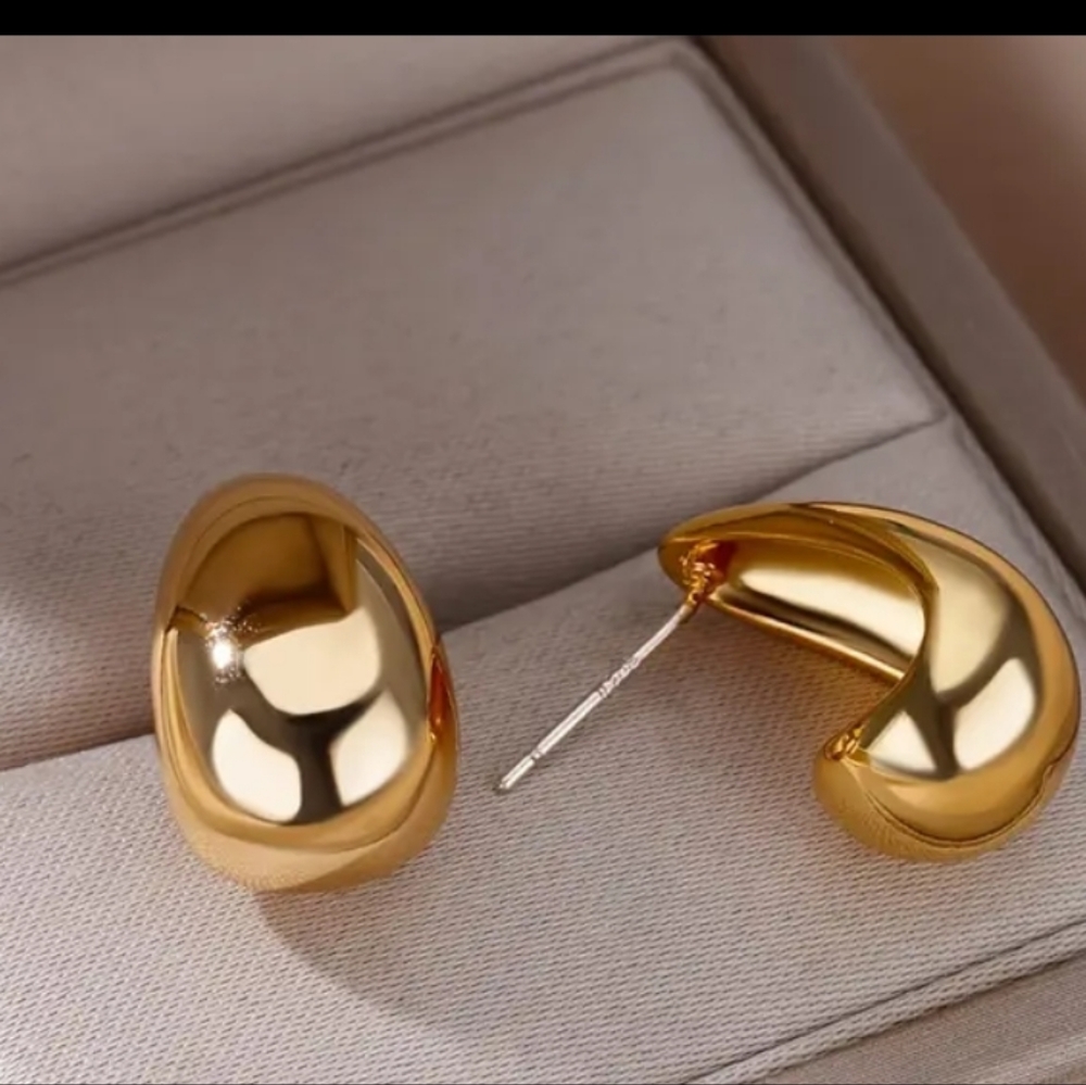 Small water 💧 drop 18k gold plated earrings ✨️